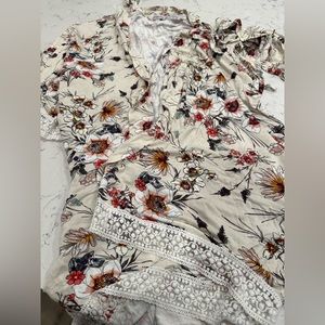 Classic nurtured 9 maternity robe cream floral, NWOT, lace!